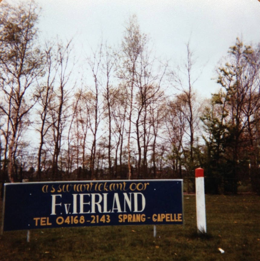 Het reclamebord in de jaren ‘80 bij de plaatselijke voetbalclub.