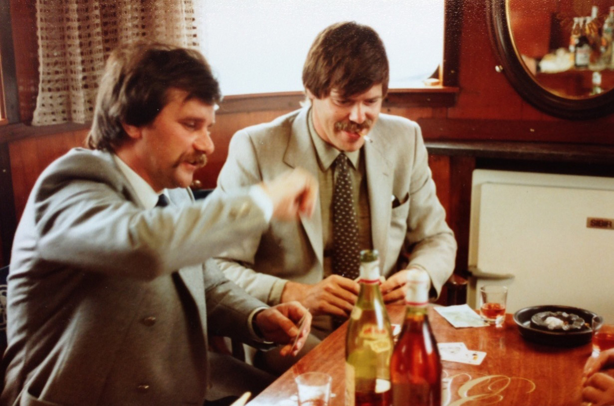 Frank (links) en Ton Kieboom (Kieboom Assurantiën) tijdens een uitstapje in de Rotterdamse haven met Erasmus Verzekeringen in de jaren ’80.
