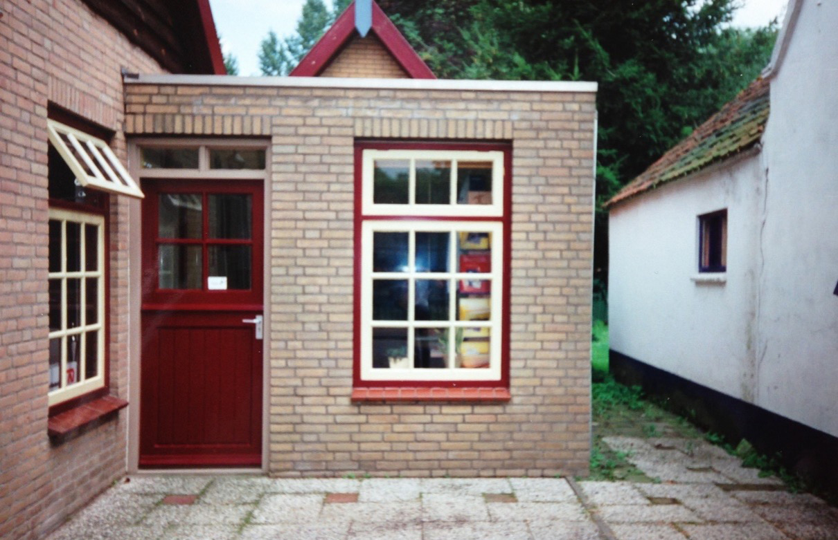 Vele jaren was het kantoor gevestigd aan de Wendelnesseweg Oost 80 te Sprang-Capelle. (Foto midden jaren ’90)